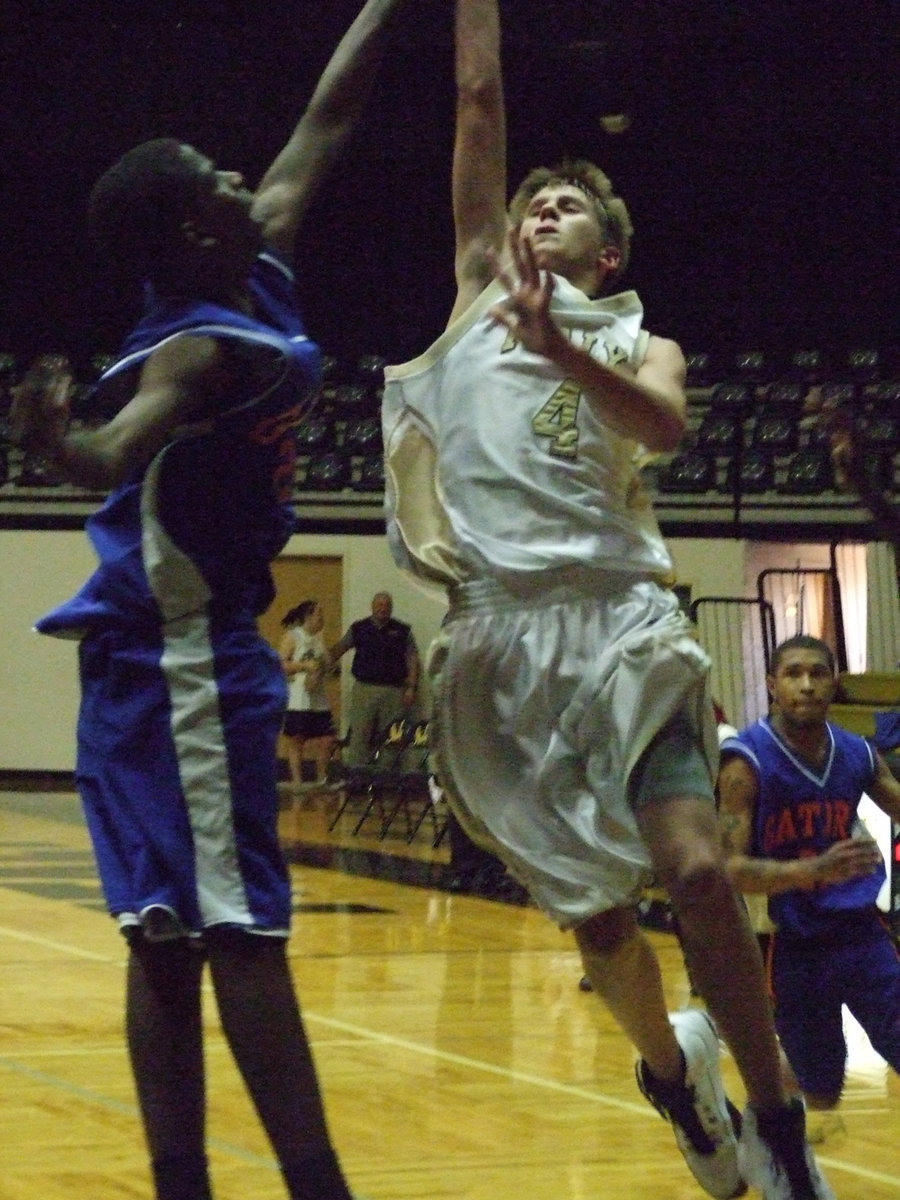 Image: Holden doesn’t holdback — Italy’s Jase Holden #4 attacks the Gateway Gators defense.