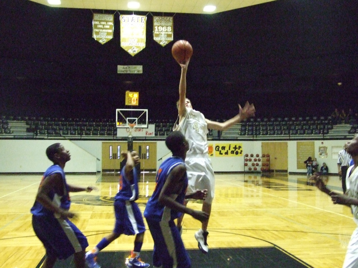 Image: Jase Jumps — Italy’s #4 Jase Holden beat the Gateway Gators with one hand.