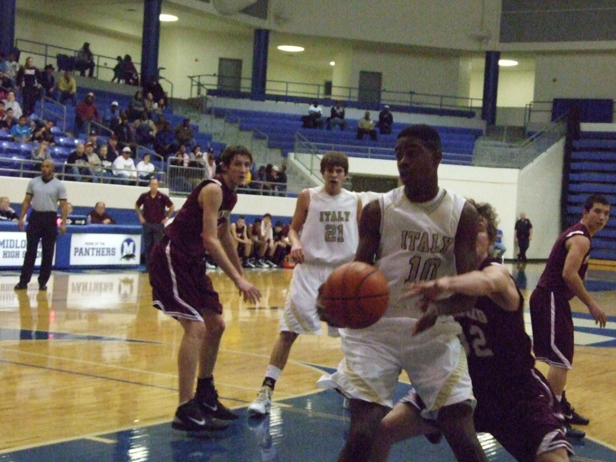 Image: Gladiators shields — Gladiator Devonta Simmons(10) shields this Mildred Eagle, Cameron Burnham(32), from reaching the ball.