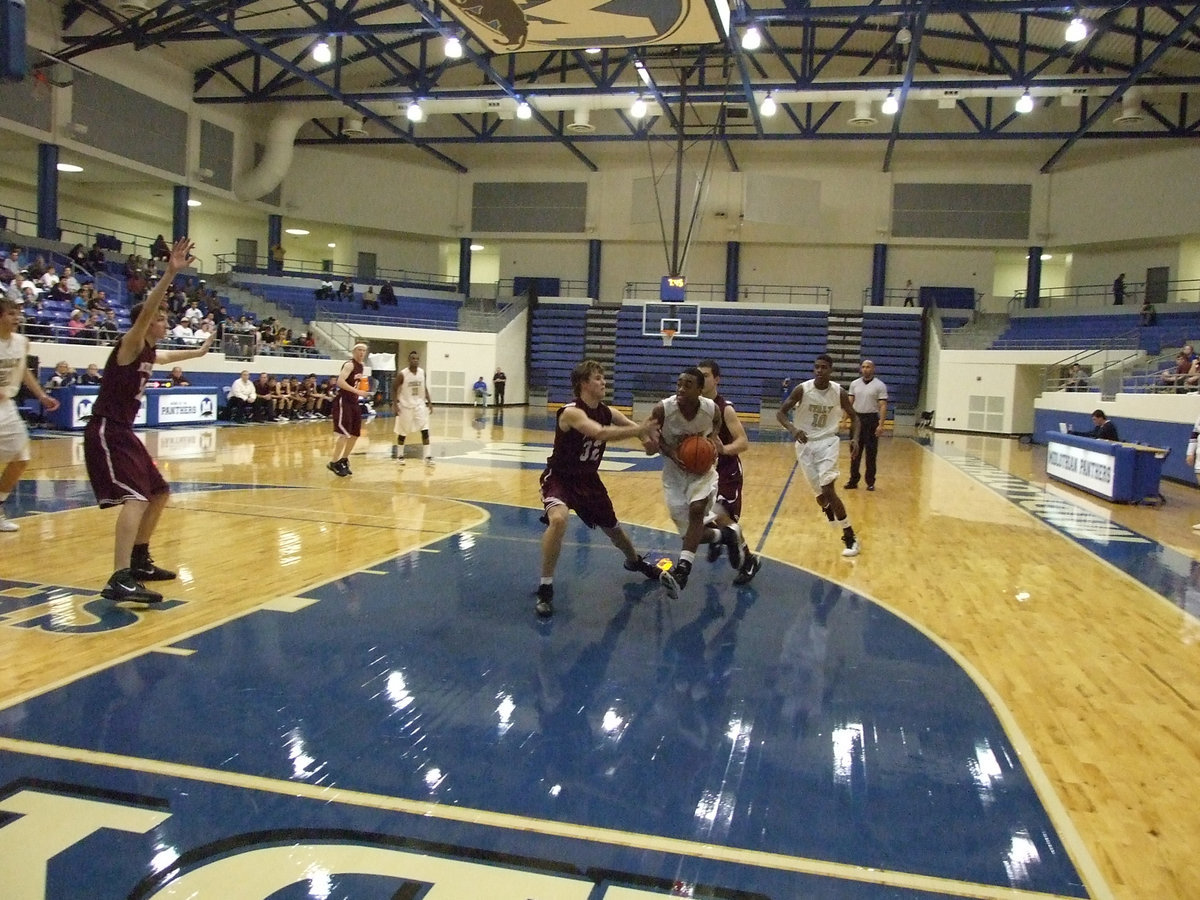 Image: Clemons uncontainable — The Eagles struggle to contain Heath Clemons(2) late in the game.