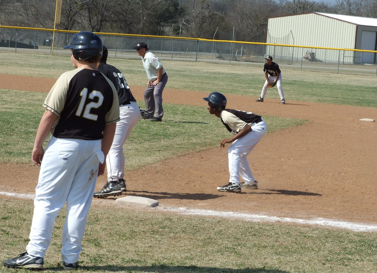 Image: Eric keeps a gap — Pinch runner Eric “Three Money” Carson takes a few steps.