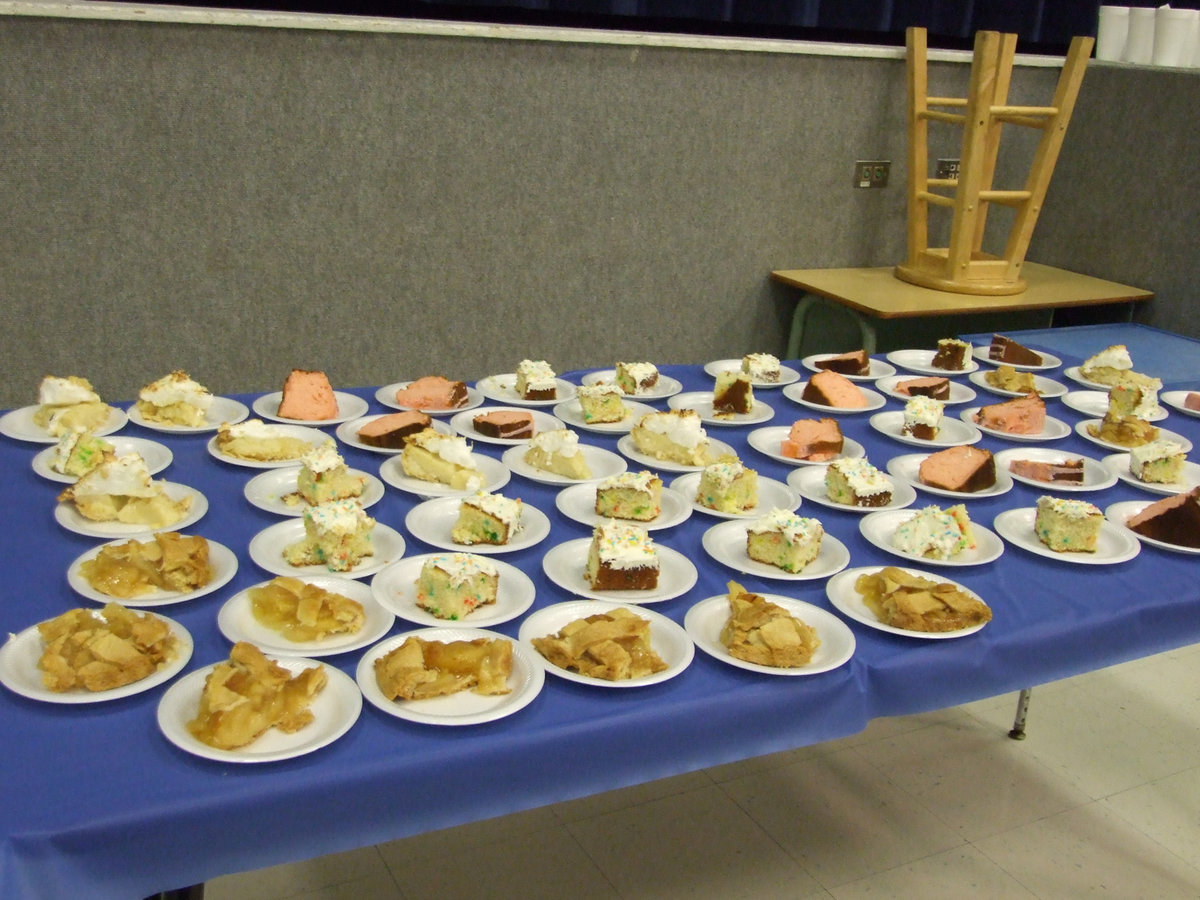 Image: Many Deseerts — Look at all the yummy deserts!