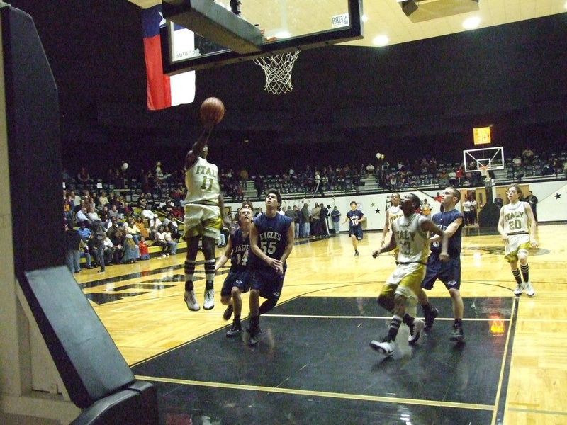 Image: Up, up and away — Italy’s #11 Jasenio Anderson helps keep the winning Gladiator tradition alive.