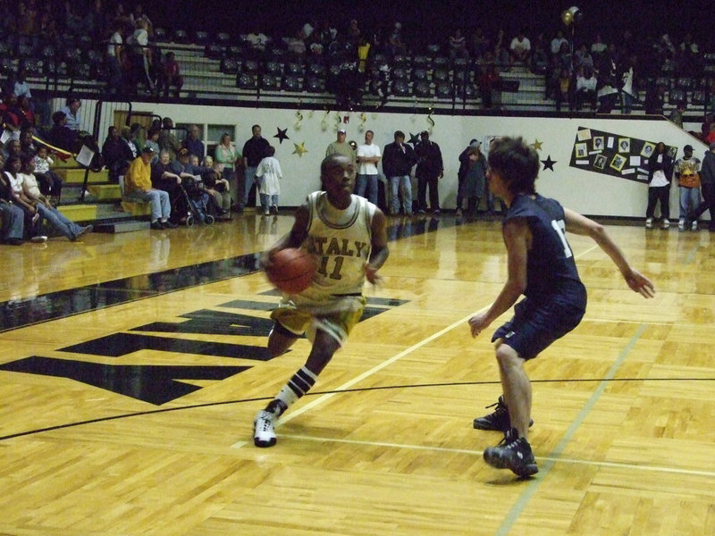 Image: A star amongst stars — Italy’s #11 Jasenio Anderson is a current star performing in front of former Gladiator stars as Italy defeated Waxahachie Advantage on Throwback Night.