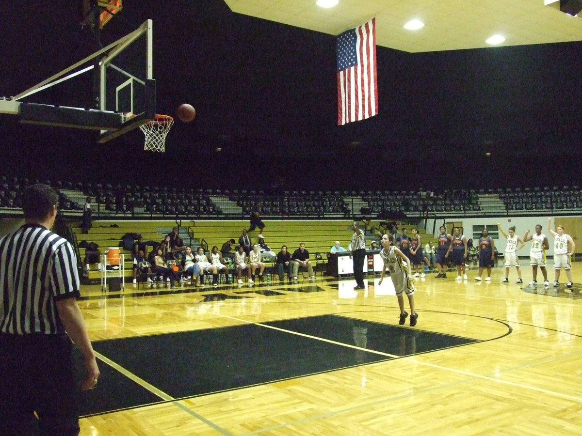 Image: Mata Leans In — Italy’s #2 Paola Mata shoots 1-of-3 technical free throws against Hampton.