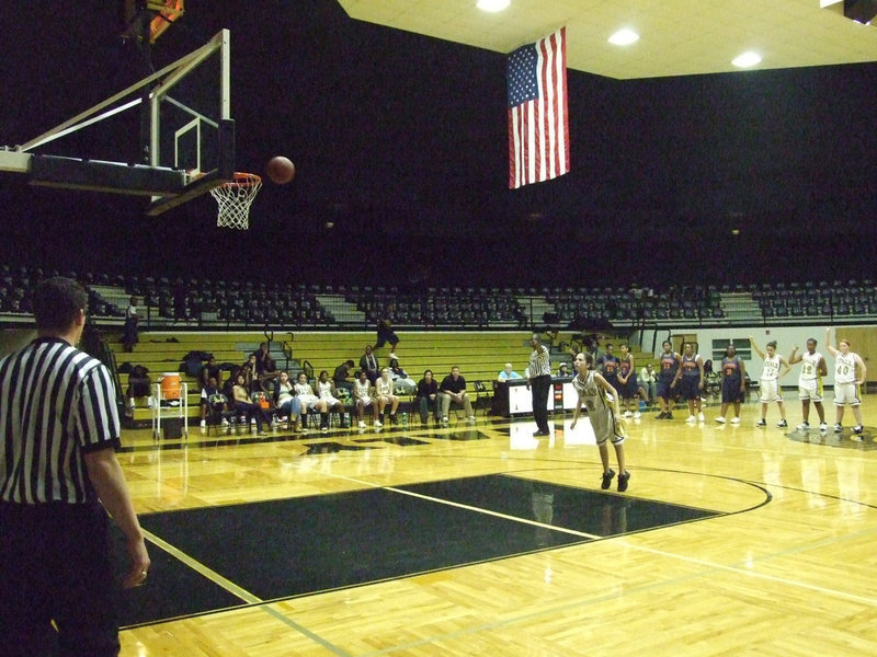 Image: Mata Leans In — Italy’s #2 Paola Mata shoots 1-of-3 technical free throws against Hampton.