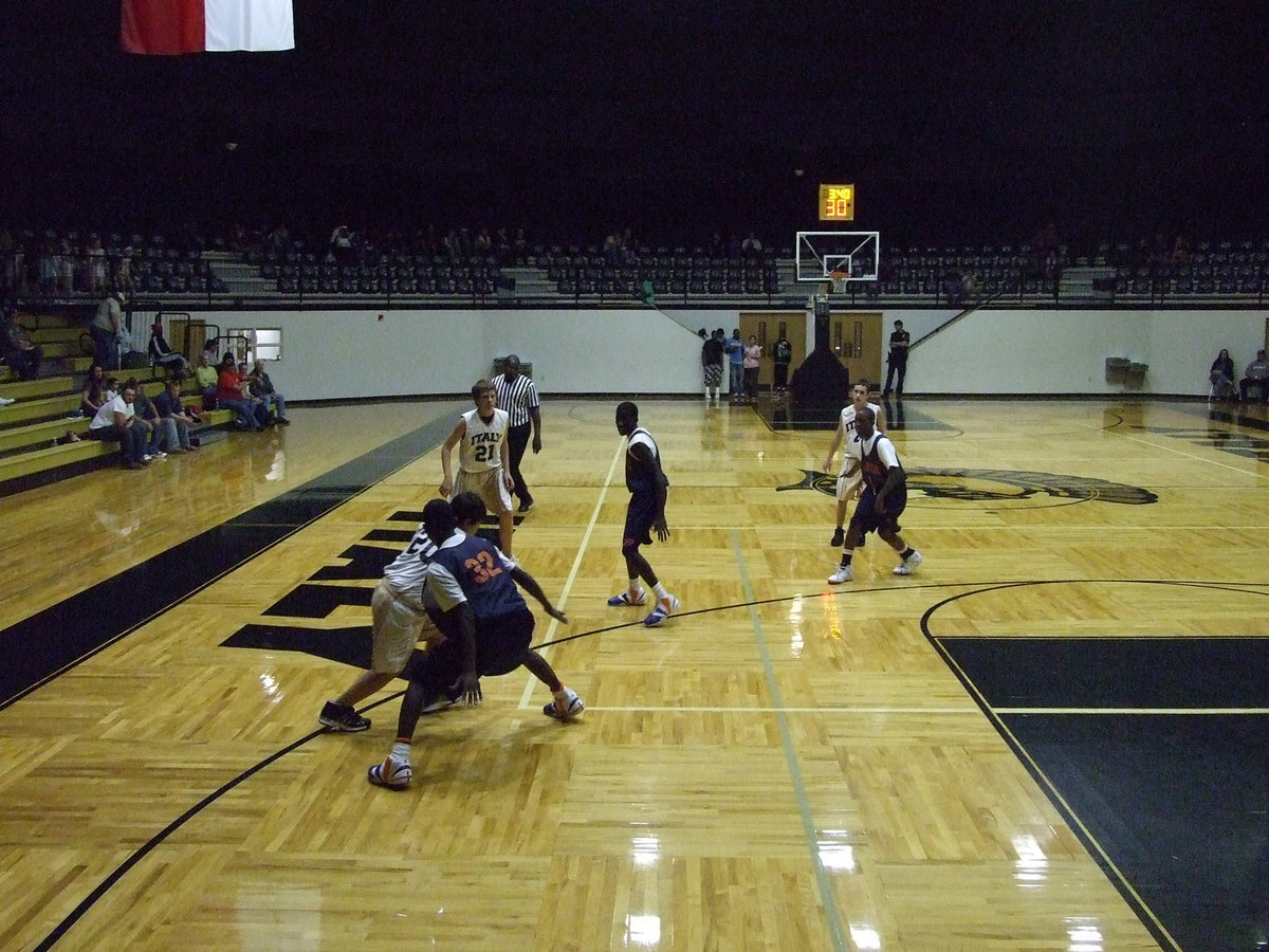 Image: Reid Dribbles — Italy’s #20 Reid Jacinto makes his move toward the lane.