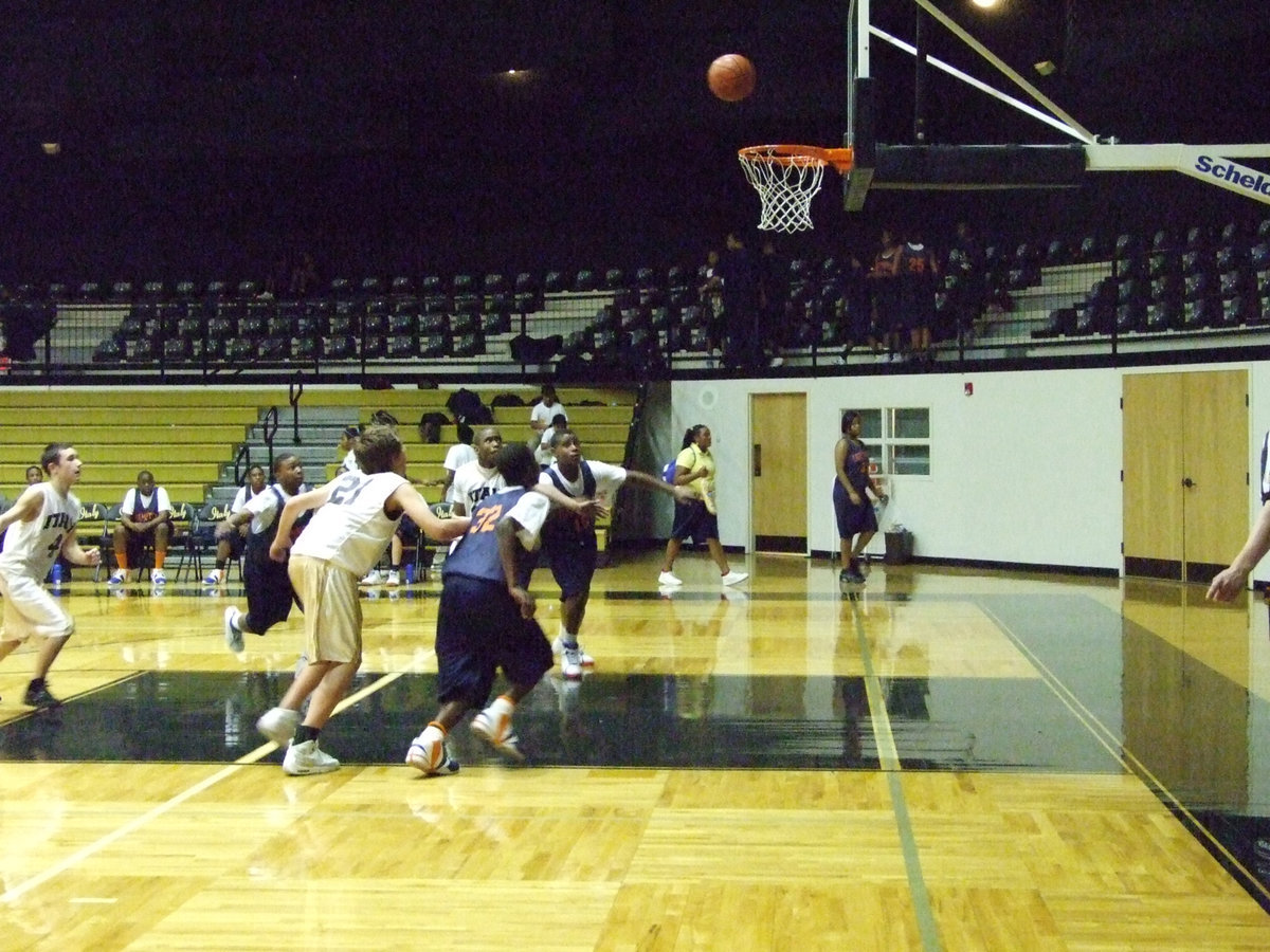 Image: Wooldridge From The Line — Italy’s #4 Tony Wooldridge tries to make a free throw, #21 Cole Hopkins and #34 Paul Harris try to rebound.