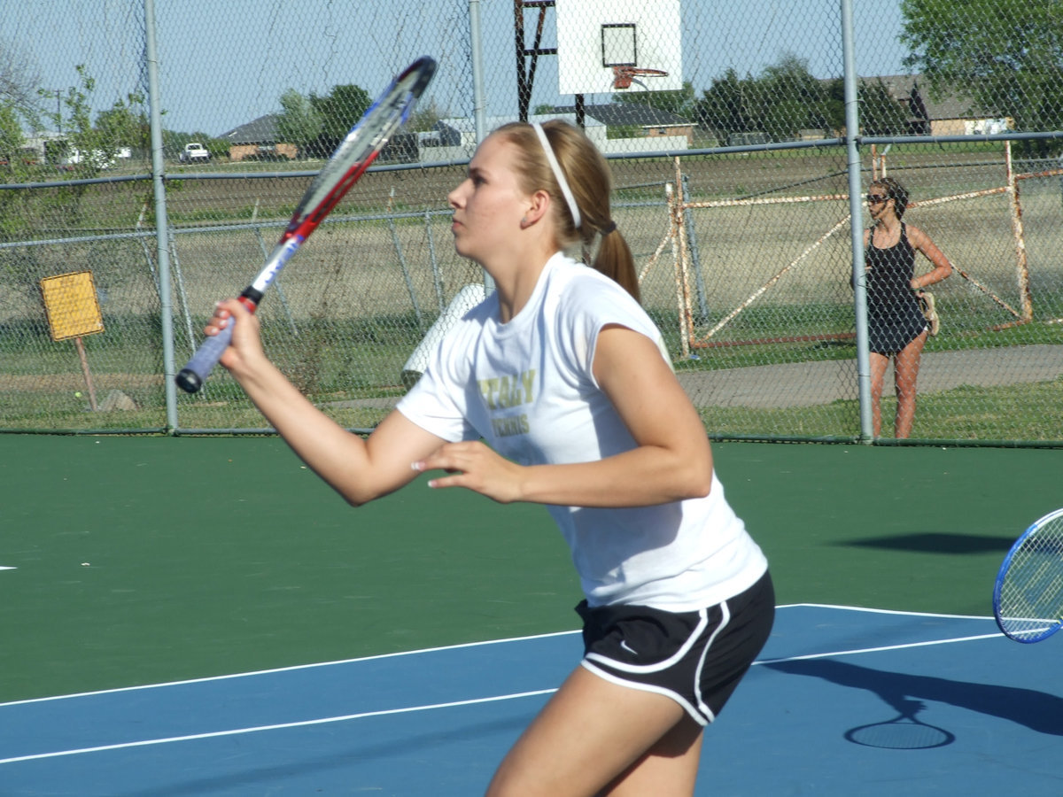 Image: DeMoss with the DeSmash — Becca delivers the Deknockout.