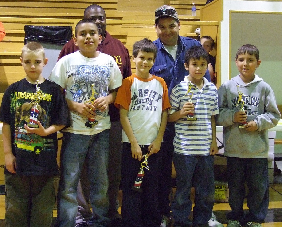 Image: Italy 18 poses — Young Gladiators from Italy 18, coached by Jordan Hugghins, are presented their trophies and pose with the 2009 IYAA Basketball Commissioner Glen McLendon and IYAA President Jason Escamilla.