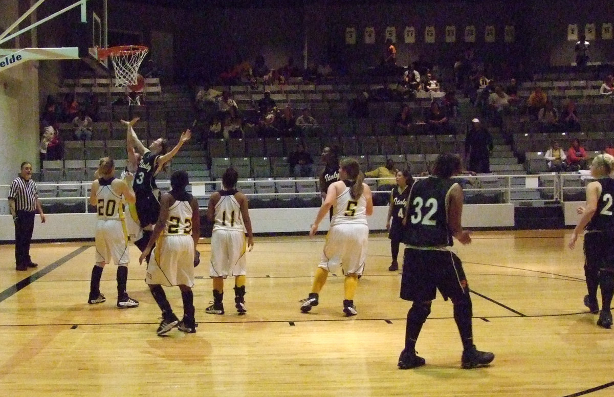 Image: Kaitlyn goes up — Italy’s #3 Kaitlyn Rossa challenges for the rebound against Itasca.