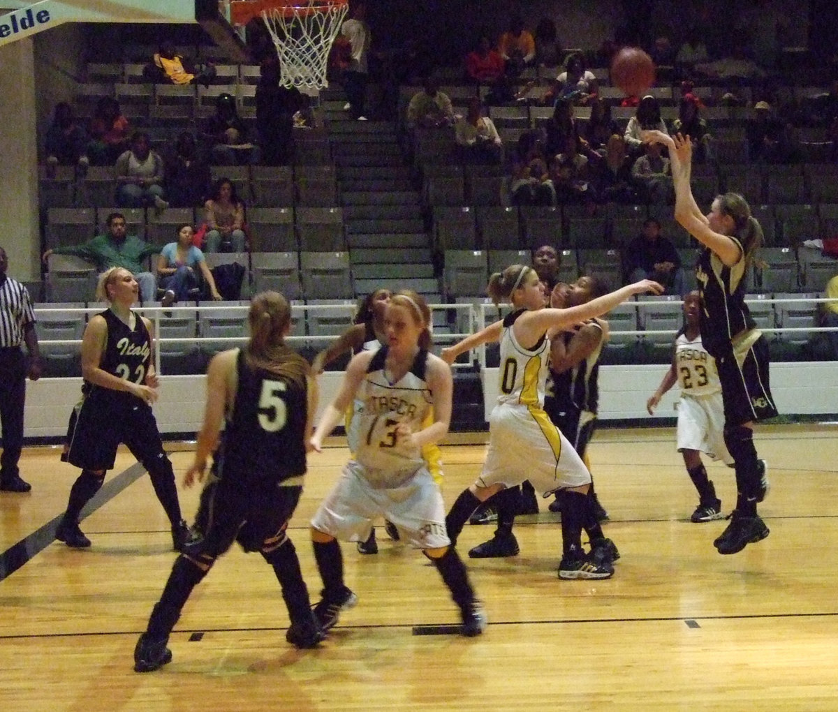 Image: Rossa can jump — Rossa releases a jumper over the outstretched paw of a Lady Wampus Cat as Italy’s #22 Megan Richards and #5 Becca DeMoss get in rebounding position.