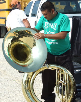 Image: Yonathan Davila carefully assembles his instrument