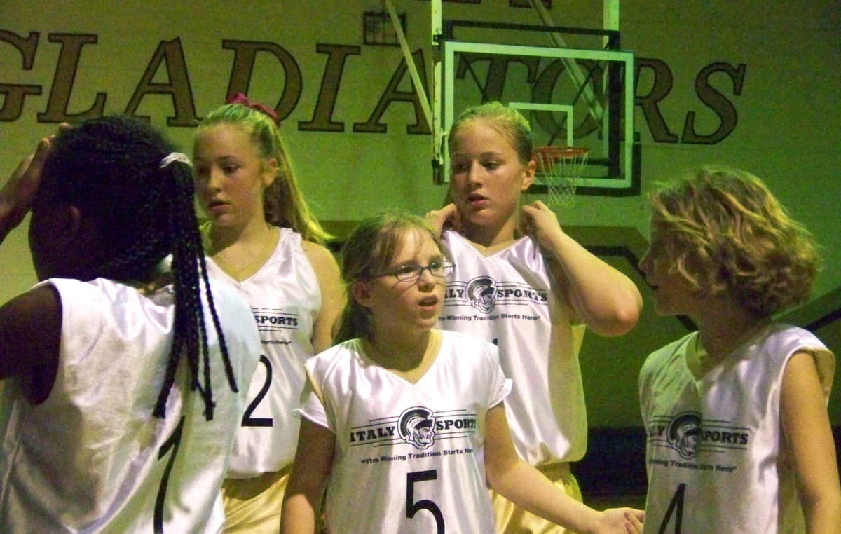 Image: The “Girls In Gold” — Italy 23 gets on the same page during the timeout. (Left to right) Kebreona Davis, Jaclynn Lewis, Jennifer McDaniel, Madison Washington and McKenzie Davis.