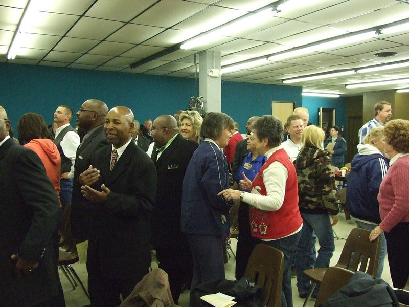 Image: Welcome neighbor — The crowd took a moment to meet and greet one another in the service.