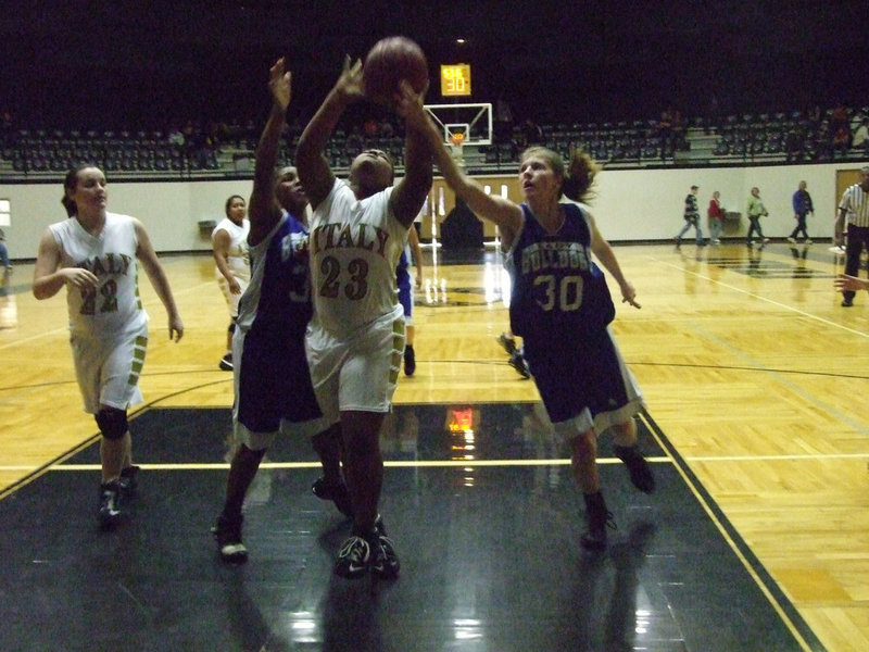 Image: Norwood Amongst The Trees — Italy’s #23 Sa’Kendra Norwood tries to carve out a path down victory lane.