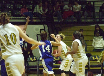 Image: Shelbi Surveys Scene — Italy’s Shelbi Gilley tries to find an open teammate against Rice.