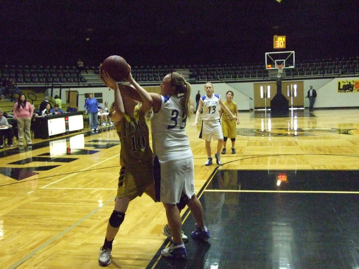 Image: Smithey Is Attacked — A referee would come in handy here as Italy’s #10 Melissa Smithey is being mauled by a Lion.