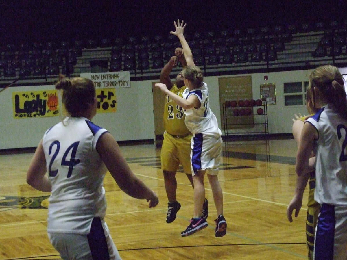 Image: Sa’Kendra From Deeeeeep! — The fearless #23 Sa’Kendra Norwood displays her outside game.