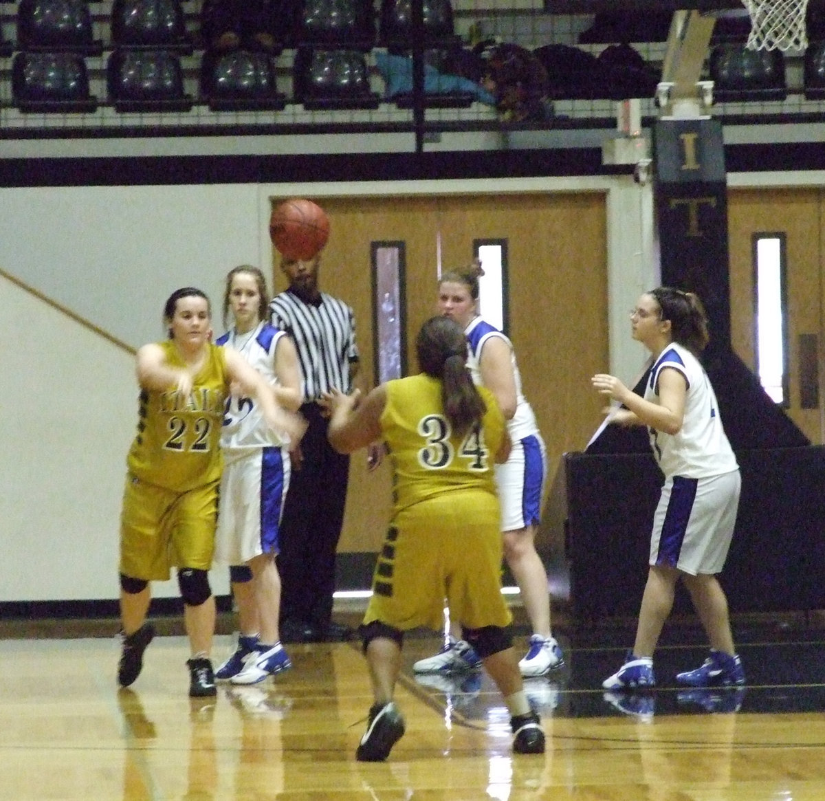 Image: Bales To Davis — Davis #34 spots-up for an open look at the basket.