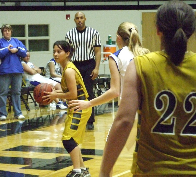 Image: The LUNAtic — Italy’s #5 Lupita Luna has insane basketball skills.