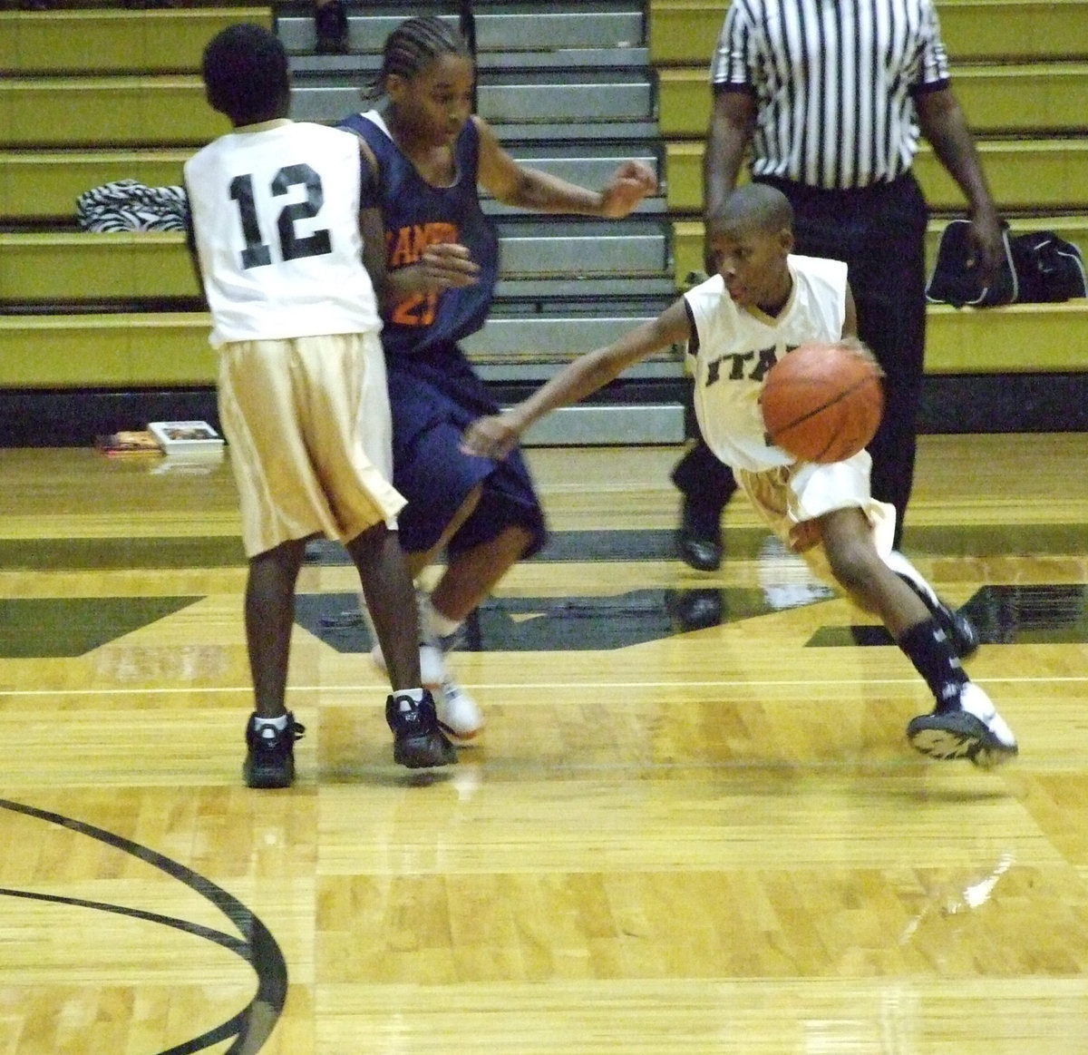 Image: Carson Corners — Italy’s #1 Eric “Flash” Carson turns the corner after getting a screen set by teammate #12. Unfortunately, Italy’s 7th grade boys were unable to get over the hump as they lose 41-27 to the Hampton Eagles.