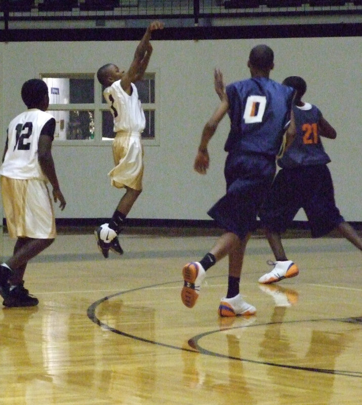 Image: “Flash” Snaps A Shot — A picture perfect #1 Eric Carson zooms in on the hoop.