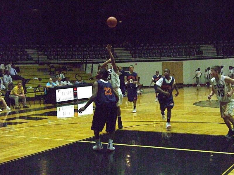 Image: Mayberry Shoots — Italy’s #33 Darol Mayberry rises over a Hampton defender as teammate #13 Justin Wood moves in for the rebound.