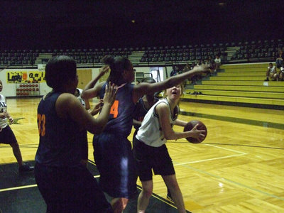 Image: Turner Takes ‘Em On — Italy’s #14 Taylor Turner tries to make a post move in the paint.