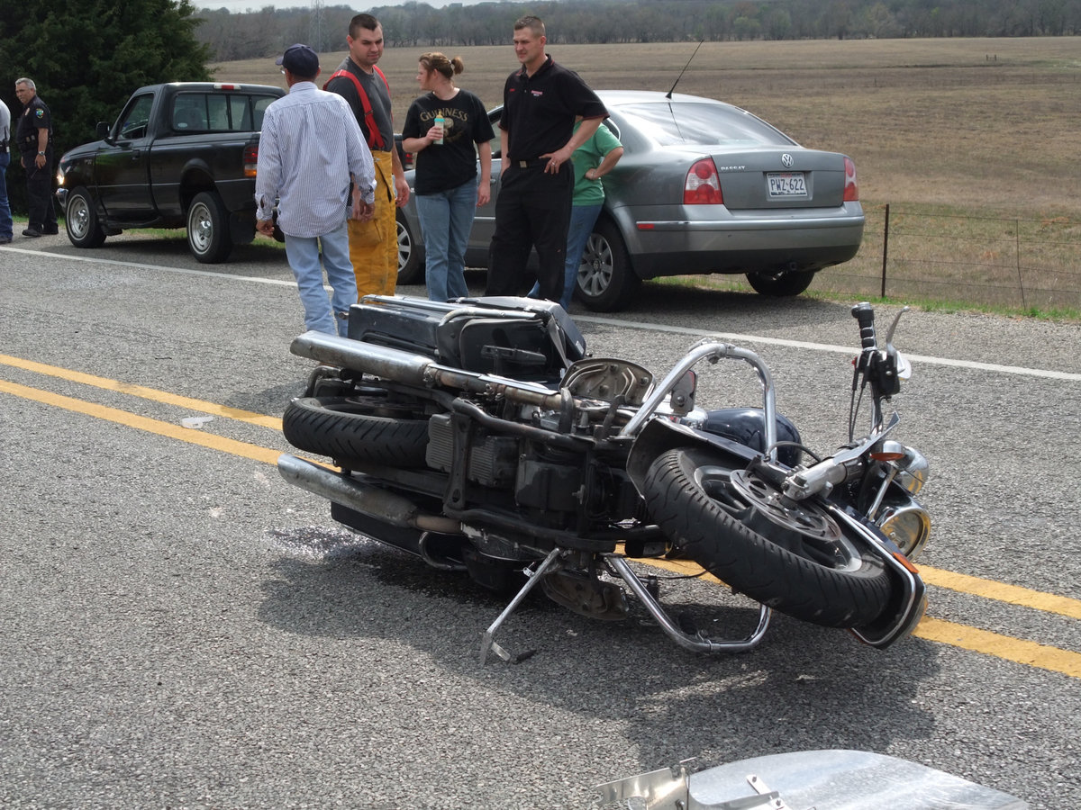 Image: Questioning witnesses — Drivers pulled over to offer their assistance.