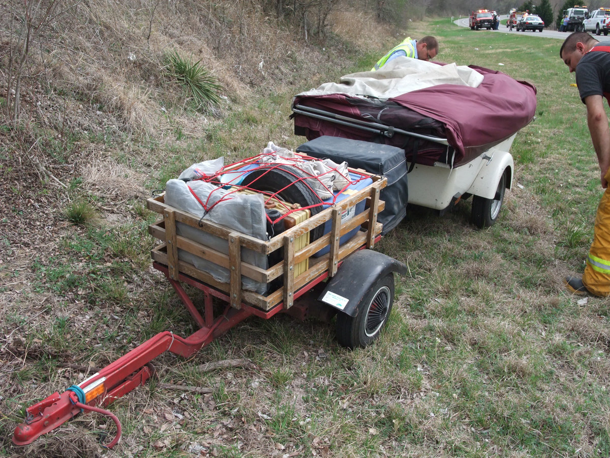 Image: Checking the trailer — Italy Firemen check the trailer for clues.