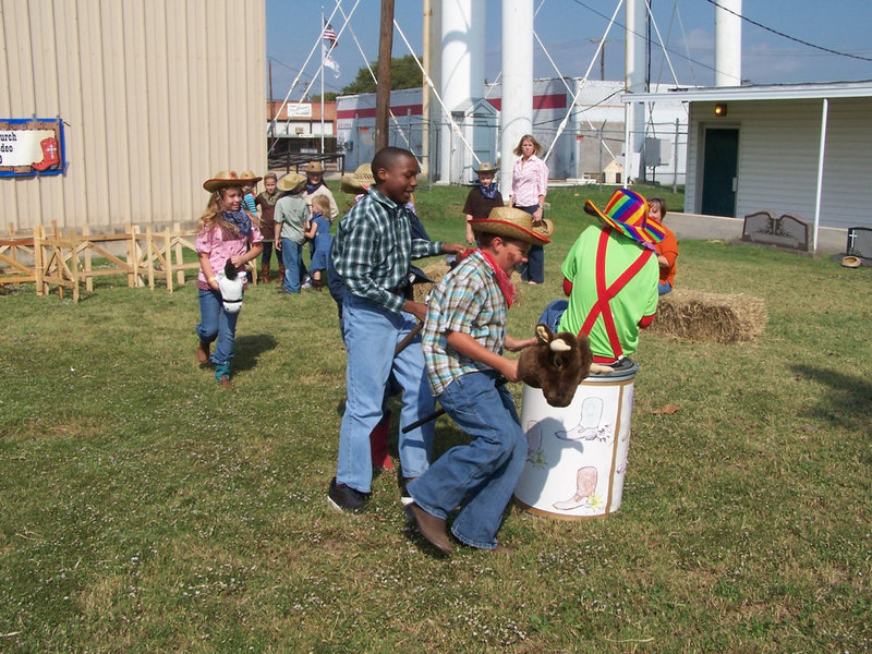 Image: Round the barrel — You have to ride around the barrels as fast as you can.