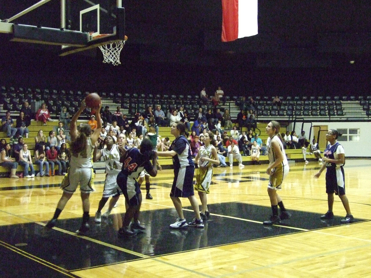 Image: Richards Skies — Italy’s #24 Alyssa Richards grabs a board against Red Oak Life.