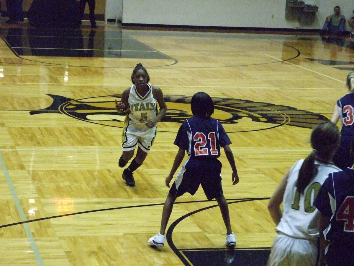 Image: Jameka Is Jamming — Italy’s #5 Jameka Copeland is on the move to go set a screen.