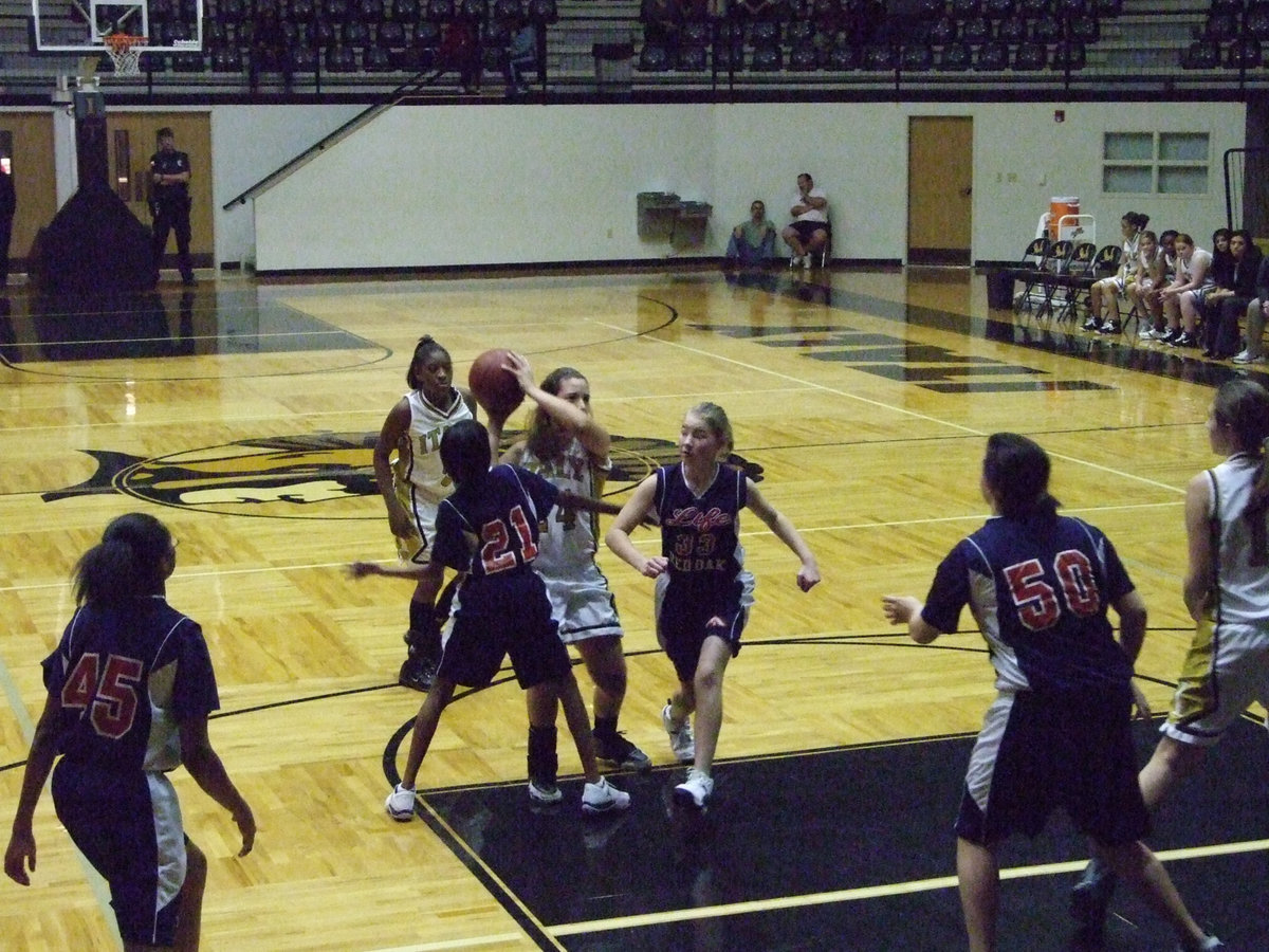 Image: Richards Has No Fear — Italy’s #24 Alyssa Richards charges into the paint.