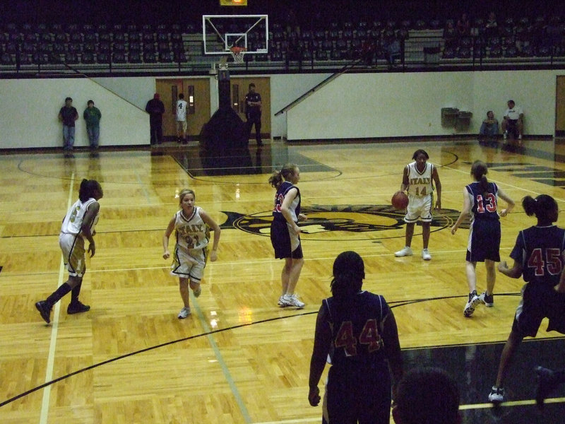 Image: Set Up The “O” — Italy’s #14 Lacie Lopez runs the offense.