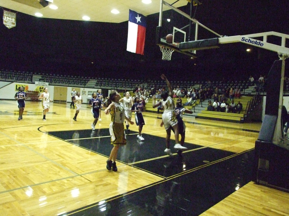 Image: Lopez Leans — Italy’s #14 Lacie Lopez drives in for 2-points.