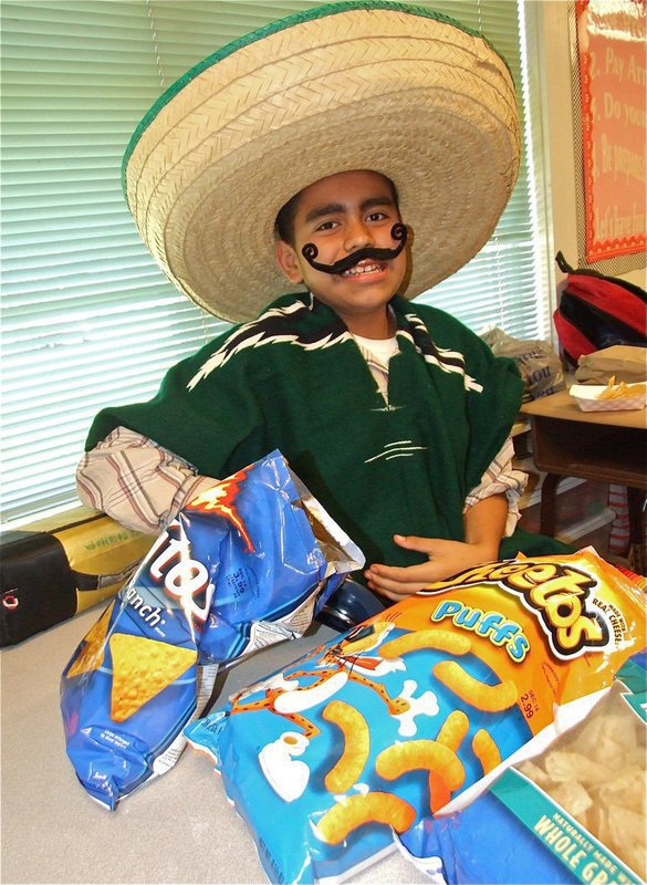 Image: Siesta time — David De la Hoya enjoys some treats during class.