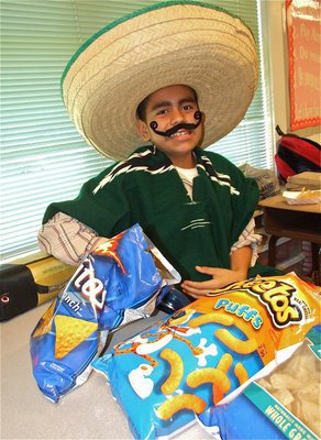 Image: Siesta time — David De la Hoya enjoys some treats during class.