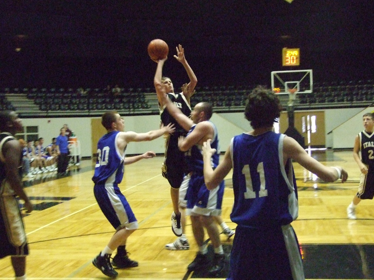 Image: Jase Rises — Italy’s Jase Holden fires another shot over the Bulldogs.