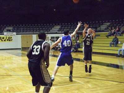 Image: Saxon Squares Up — Italy’s #21 Ethan Saxon squares up and takes a shot against Rice as #33 Bobby Wilson moves into rebounding position.