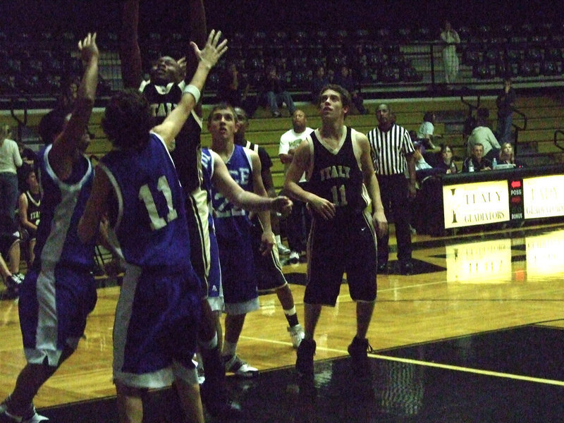 Image: Larry “Man Child” Mayberry — Italy’s #13 Larry “Man Child” Mayberry gets aggressive against Rice.