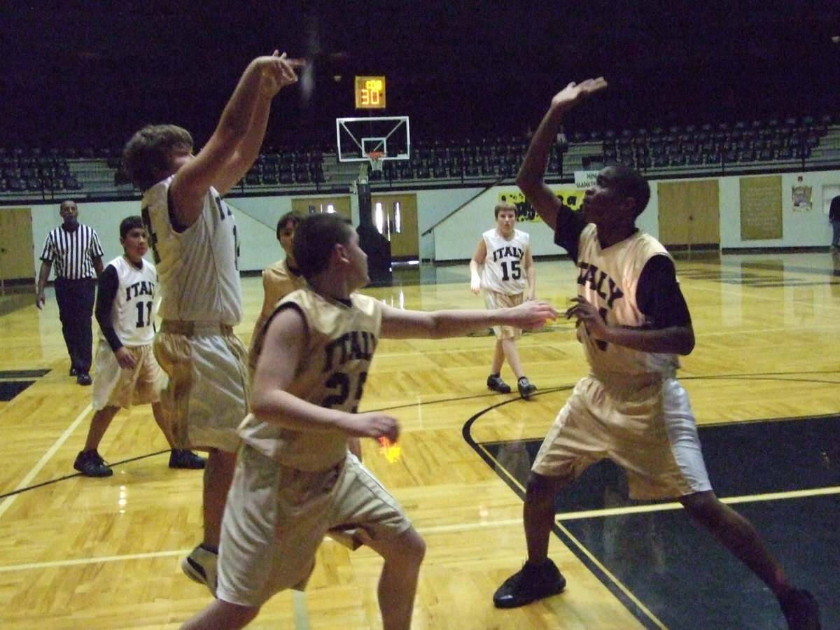 Image: Zain “Zilla” Byers — Italy’s #14 Zain “Zilla” Byers fires a jumper that pulled Italy White within 1-point of Italy Gold late in the scrimmage.