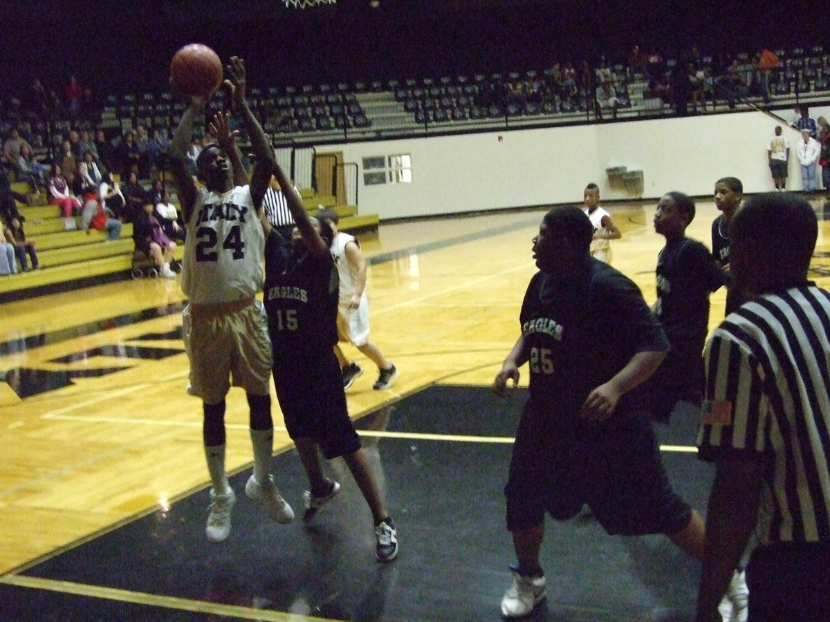 Image: Tyvion For Two — Italy’s #24 Tyvion Copeland was a force around the basket for the Gladiators JH.