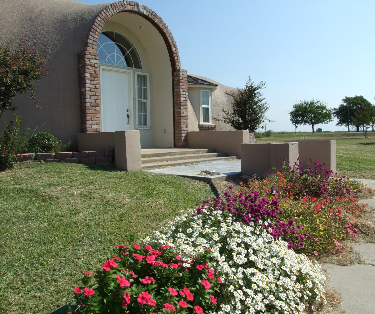 Image: Shamrock Chateau in bloom — Larry and Marilee Byrne’s home will be open on Saturday, October 16 for the 10th Annual National Monolithic Dome Home Tour.  Dome homes will be open across America this day.