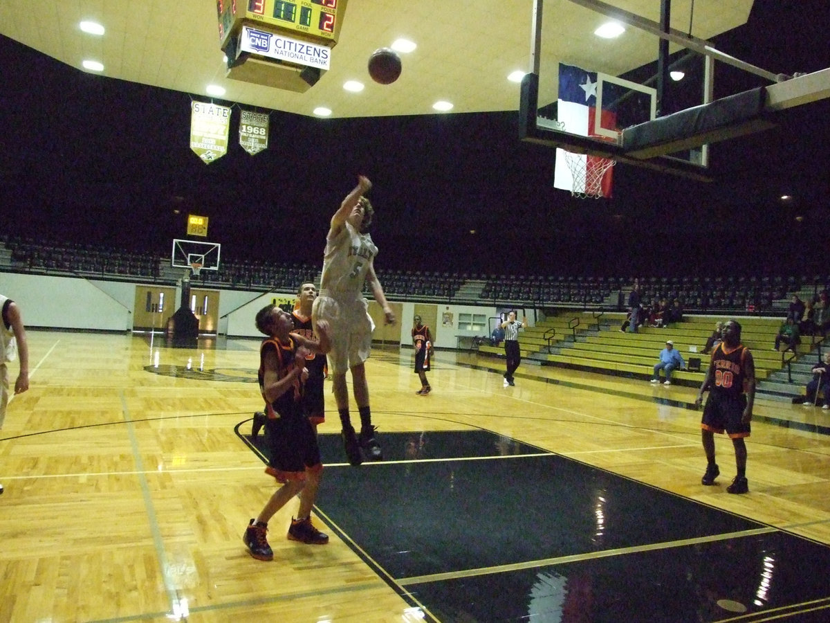 Image: Colton Campbell — Italy’s #5 Colton Campbell tries to swat a Yellow Jacket.