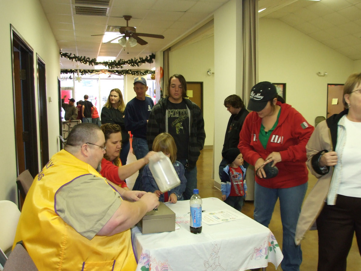 Image: Lined Up For Breakfast — “This is the best turn out we have had for our Christmas breakfast,” said Arval Godwin (Italy’s Lions Club president).