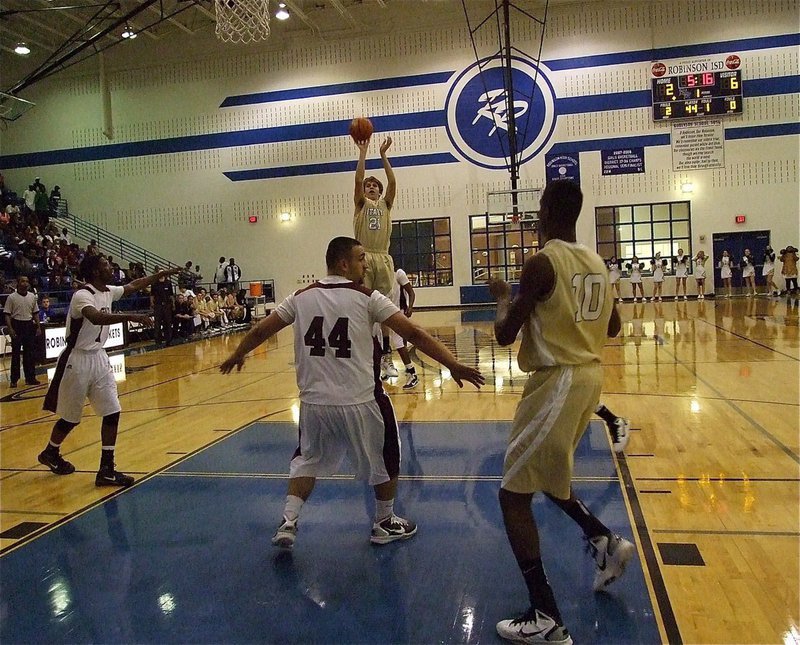 Image: Cole comes thru — Sophomore center Cole Hopkins(21) knocks down a first quarter jumper and adds to Italy’s early lead.