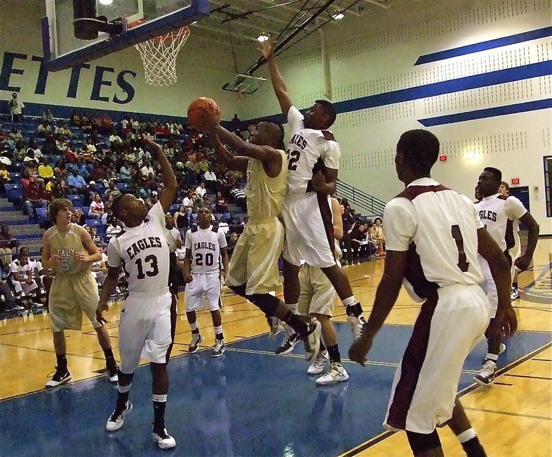 Image: In the zone — Jasenio Anderson(11) slips inside Hearne’s defense for two of his career-high 37-points.