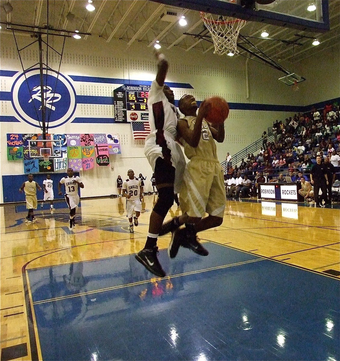 Image: Clemons goes for it — A Hearne defender challenges Italy’s Heath Clemons(2) under the rim.